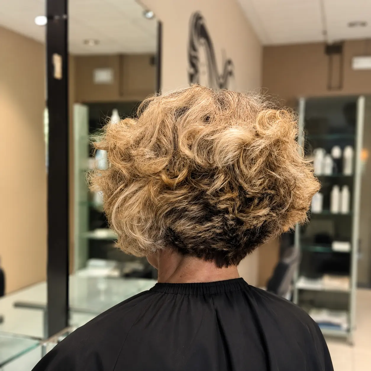 Meches su capelli ricci corti biondi, vista di spalle, parrucchiere Nuova Immagine Coiffeur a Milano Brenta - Corvetto