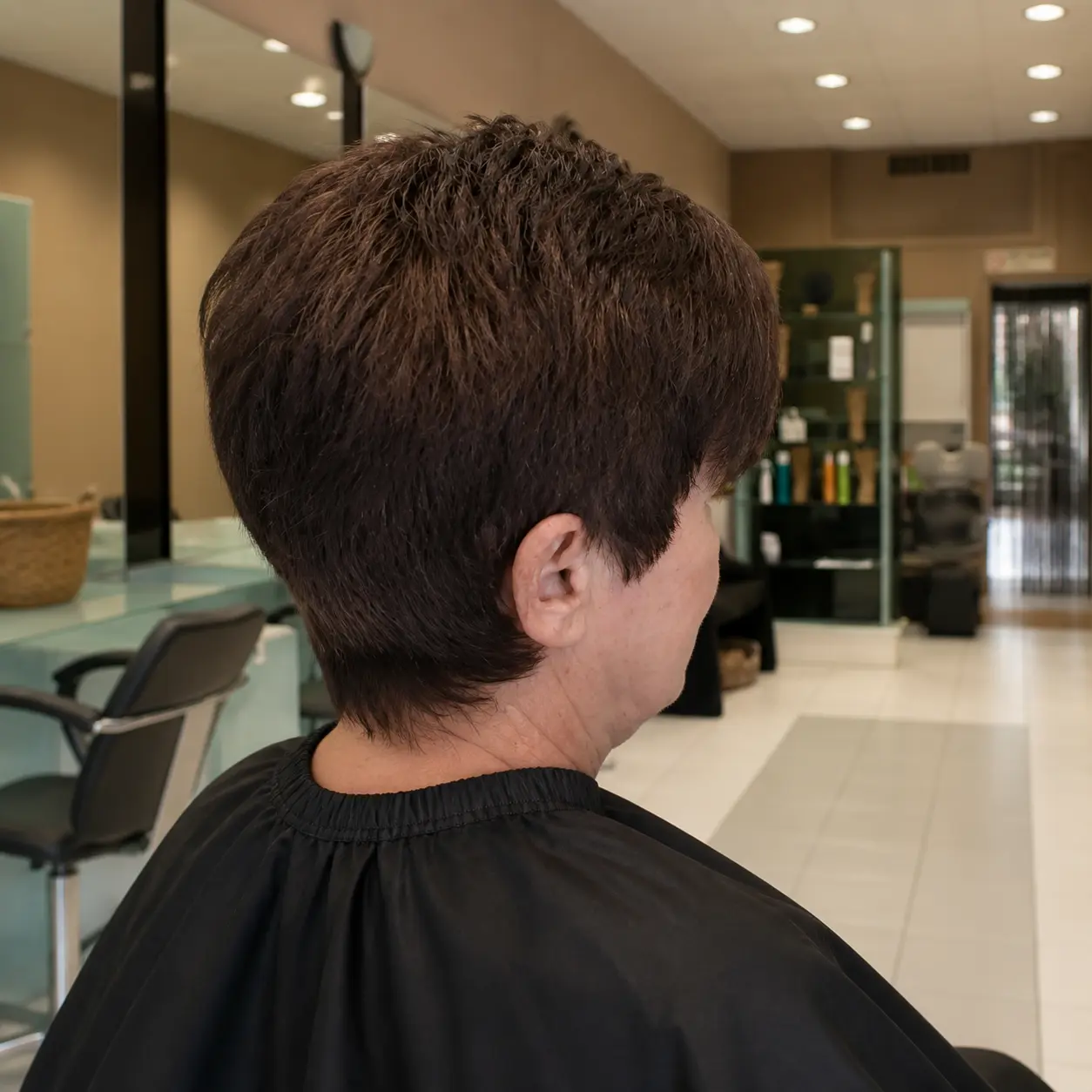 Taglio corto donna castano con nuca corta, vista di spalle, salone Nuova Immagine Coiffeur a Milano Brenta - Corvetto
